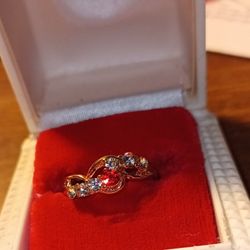  Red And White On Gold Tone Band Ring