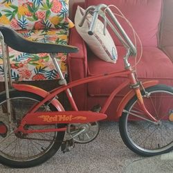 Vintage 1972 Huffy Red Hot Dragster Rat Rod Bike Banana Seat.
See our other great vintage items now posted.
Thank you