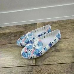 WOMENS FLORAL FLOATERS , blue  and white Size 8 
