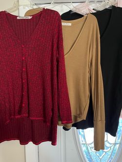 17 Ladies Tops / Blouses. Sizes Small / Med. 4 Are Lightweight Long Sl Sweaters. All In Excellent Condition $15 For All