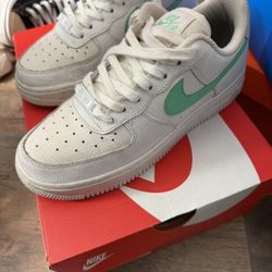 Women White Air Force 1 size 7