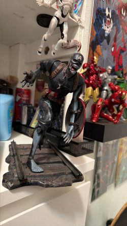 ZOMBIE CAP STATUE