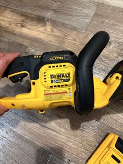 DEWALT 20V MAX 22 in. Cordless Battery Powered Hedge Trimmer