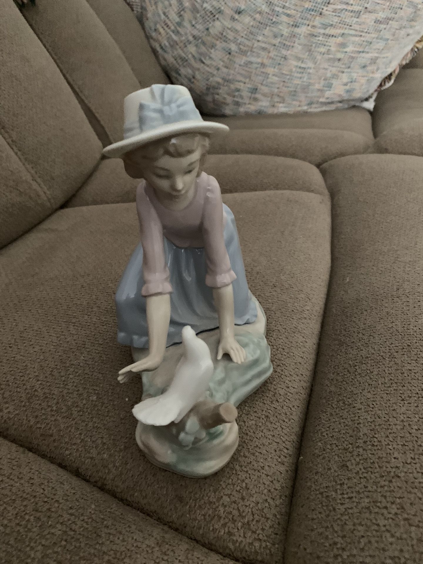 LLADRO Kneeling Lady With Dove Figurine 1978 Retired