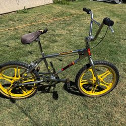bicicleta BMX Mongoose Stranger Things
