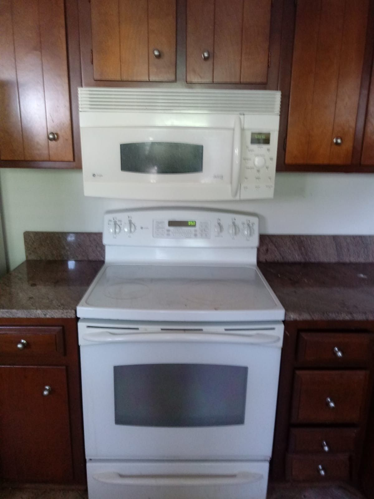 stove microwave and refrigerator the three things in $ 250 in very good condition these located in vienna