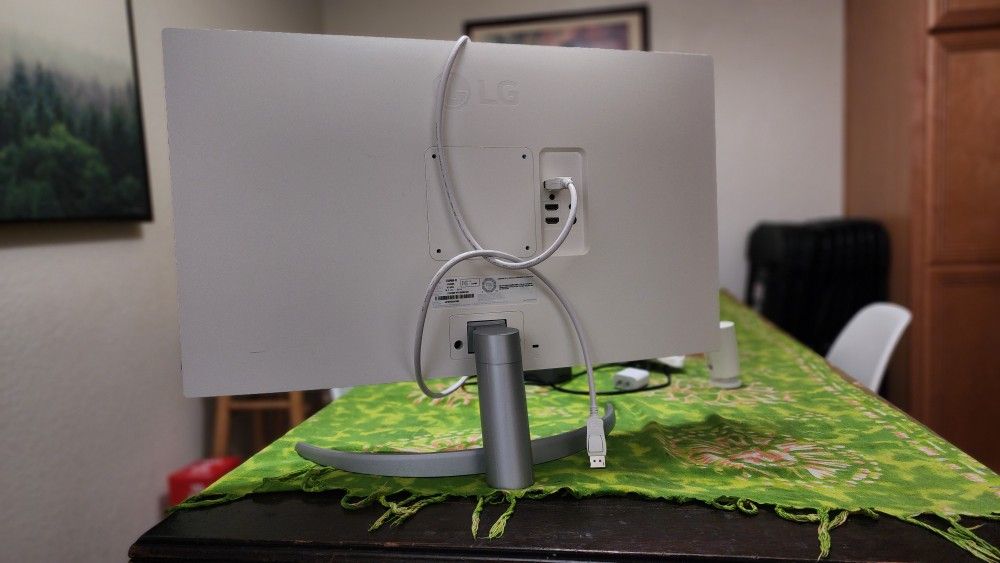 LG - 27” IPS LED 4K UHD 60Hz AMD FreeSync Monitor with HDR (DisplayPort, HDMI)