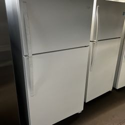 Whirlpool Apartment Size Top Freezer With Ice Maker 