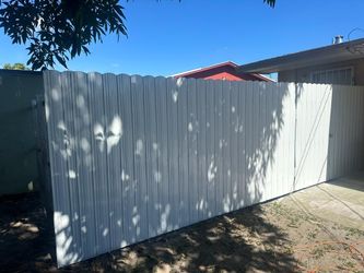 Fence And Gate. Cercas Y Portones