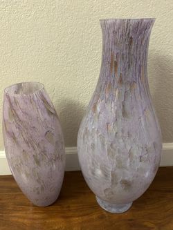 Decorative vases light purple with a hint of gold and gray.