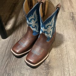 Size 2in kids Boots, Shoes 