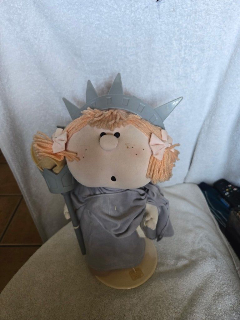 Vintage 1984
Fabrizio bumpkins head Liberty Status
The two peaks in the crown are broken and rest in good condition