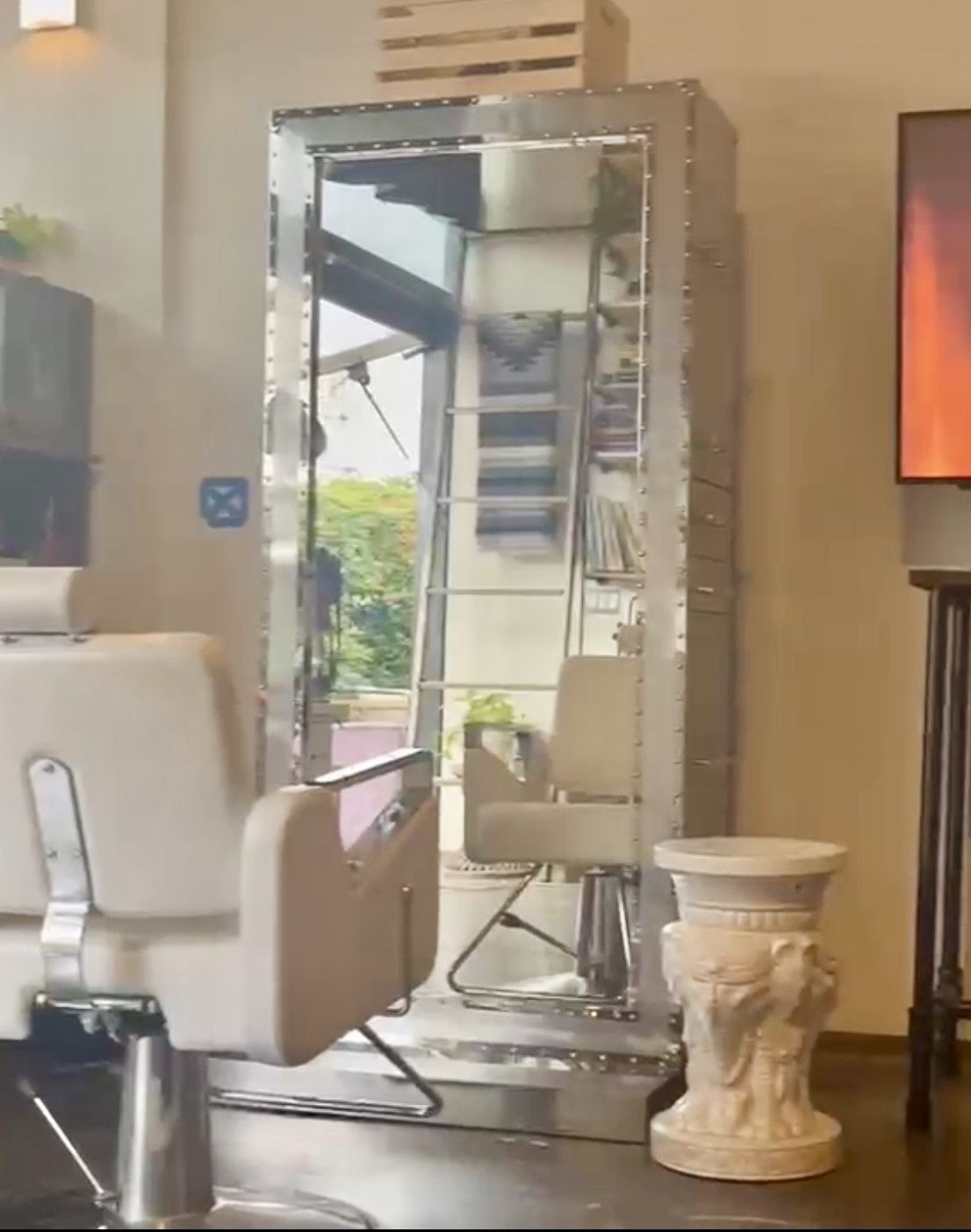 Salon Styling Salon With Full Length Mirror And Multi Cabinet Storage