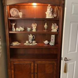 BEAUTIFUL CURIO CABINET 