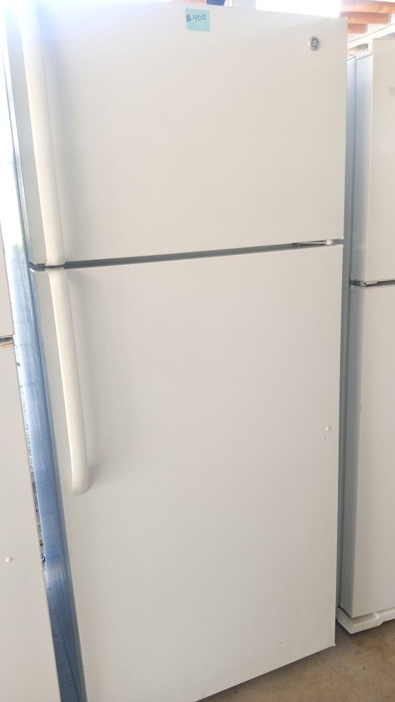 G.E TOP FREEZER REFRIGERATOR EVERYTHING WORKS PERFECT WITH WARRANTY AND DELIVERY π MESSAGE ME IF INTERESTED