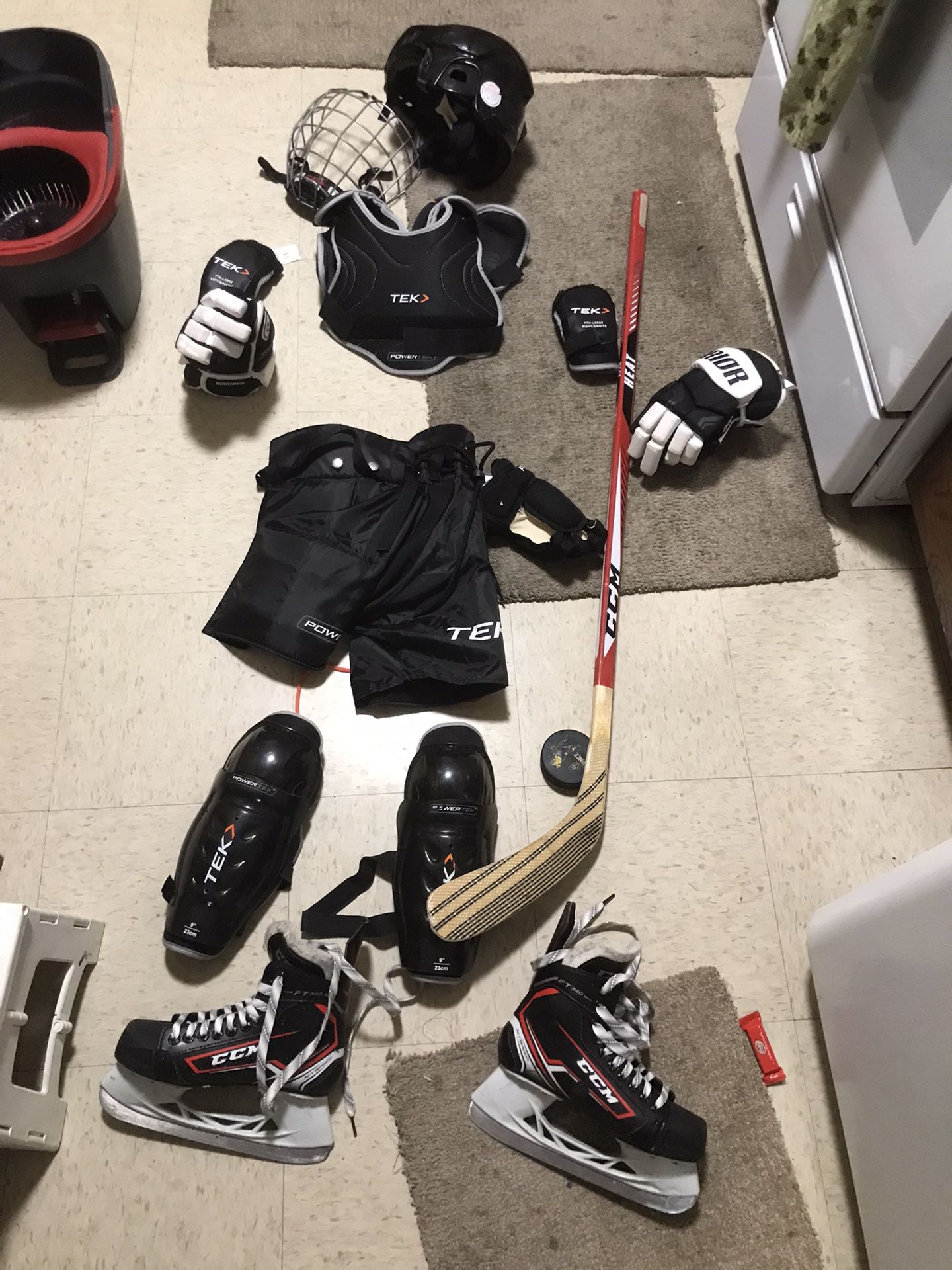 Tek Hockey Equipment  Size 4 Skates 