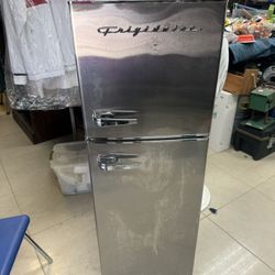 Frigidaire 7.5cu ft Retro Freestanding Mini Refri