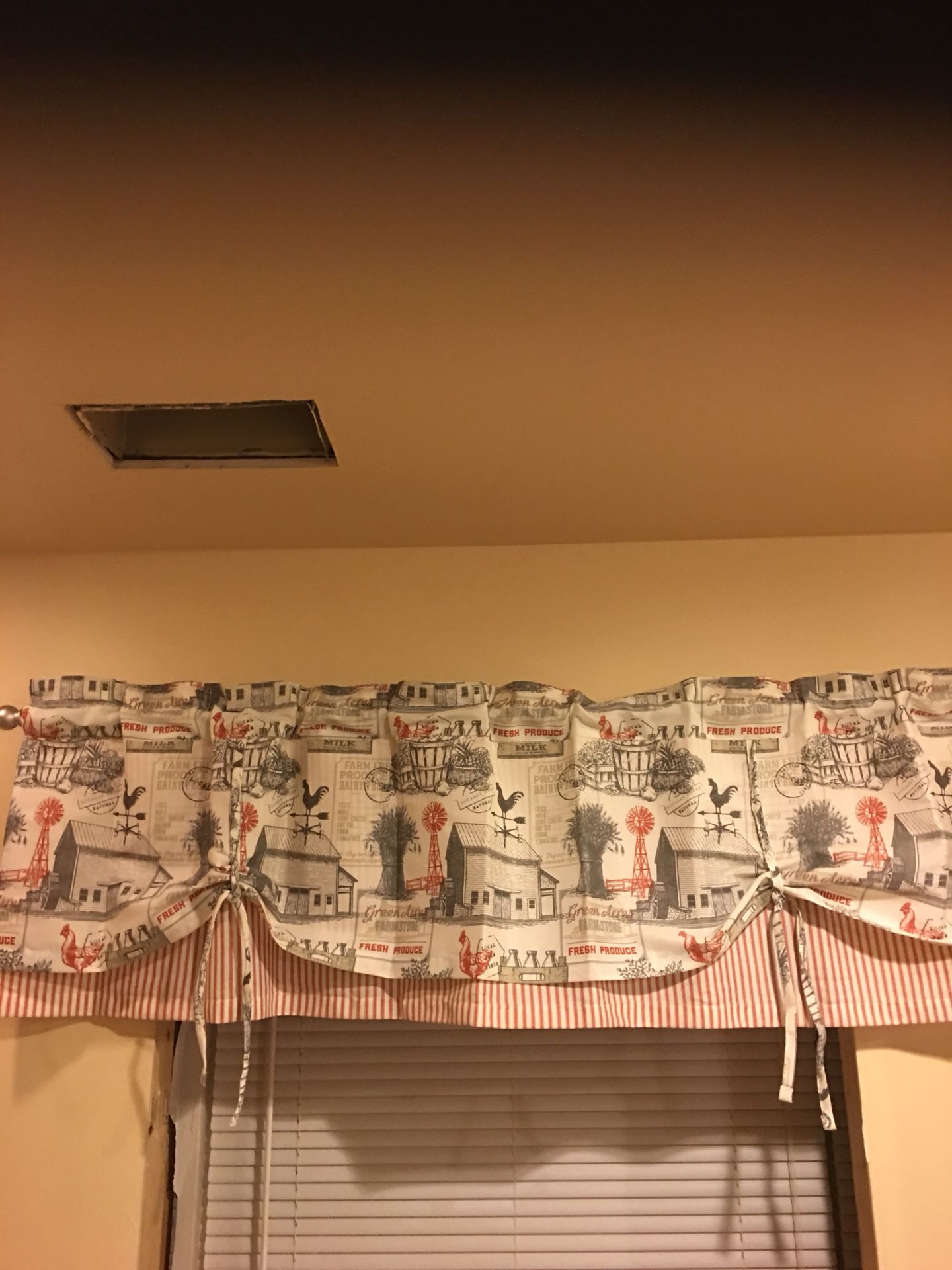 Set of three kitchen curtains