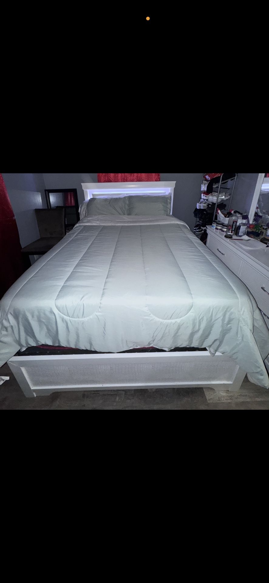 4 PIECE WHITE BEDROOM SET W MIRROR