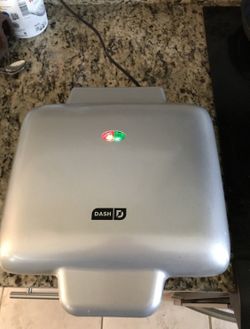 Dash No-Drip No Mess Nonstick Belgian Waffle Maker Four 4.5" Waffles 