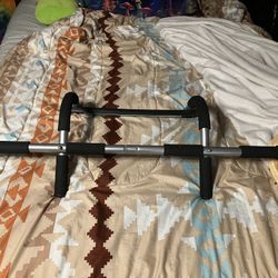 Iron Gym Pull-Up Bar - Total Upper Body Workout Bar for Doorway, Adjustable Width Locking, No Screws Portable Door Frame Horizontal Chin-up Bar, Fitne