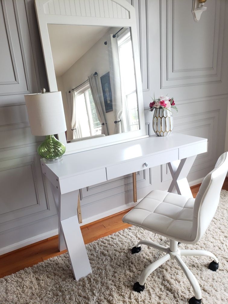 Beautiful vanity/desk with mirror and chair