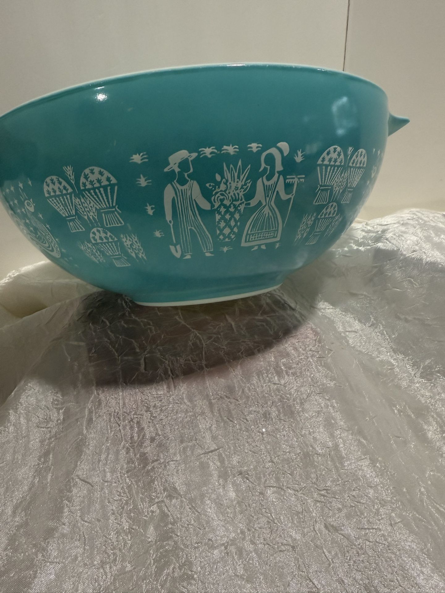VINTAGE PYREX AMISH BUTTER CINDERELLA MIXING BOWLS size #444 - 4 quart turquois