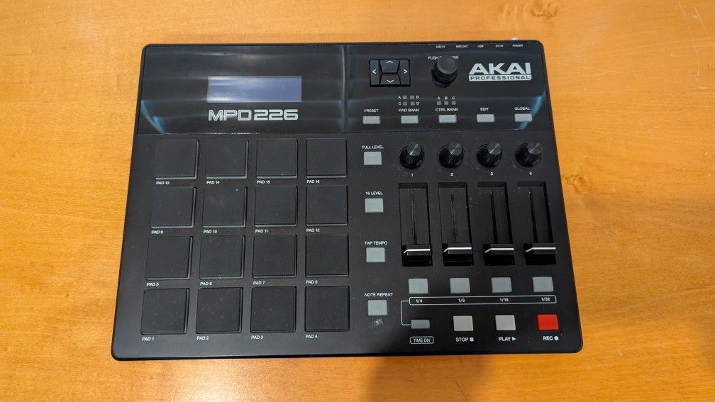Akai MPD 226
