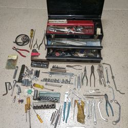 Vintage Husky Tool Box With Approx 185 Pieces Of Tools 