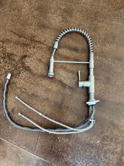 Kitchen faucet with pull down spray