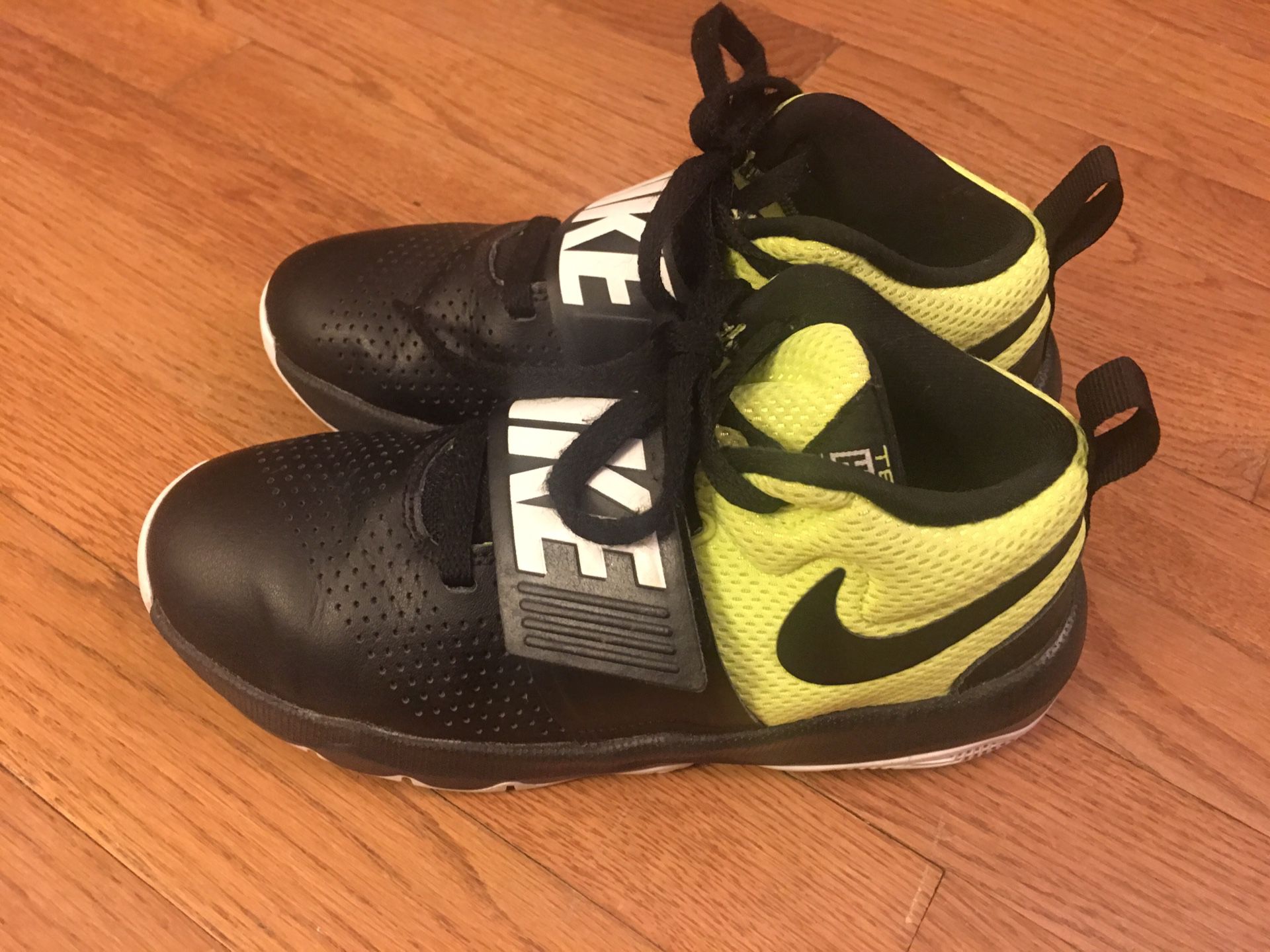 Boy’s NIKE basketball sneakers size 4. Great condition!