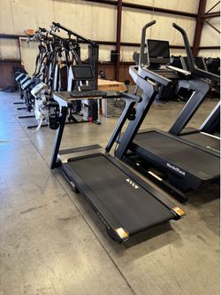 Centr Runr-S incline treadmill with screencasting