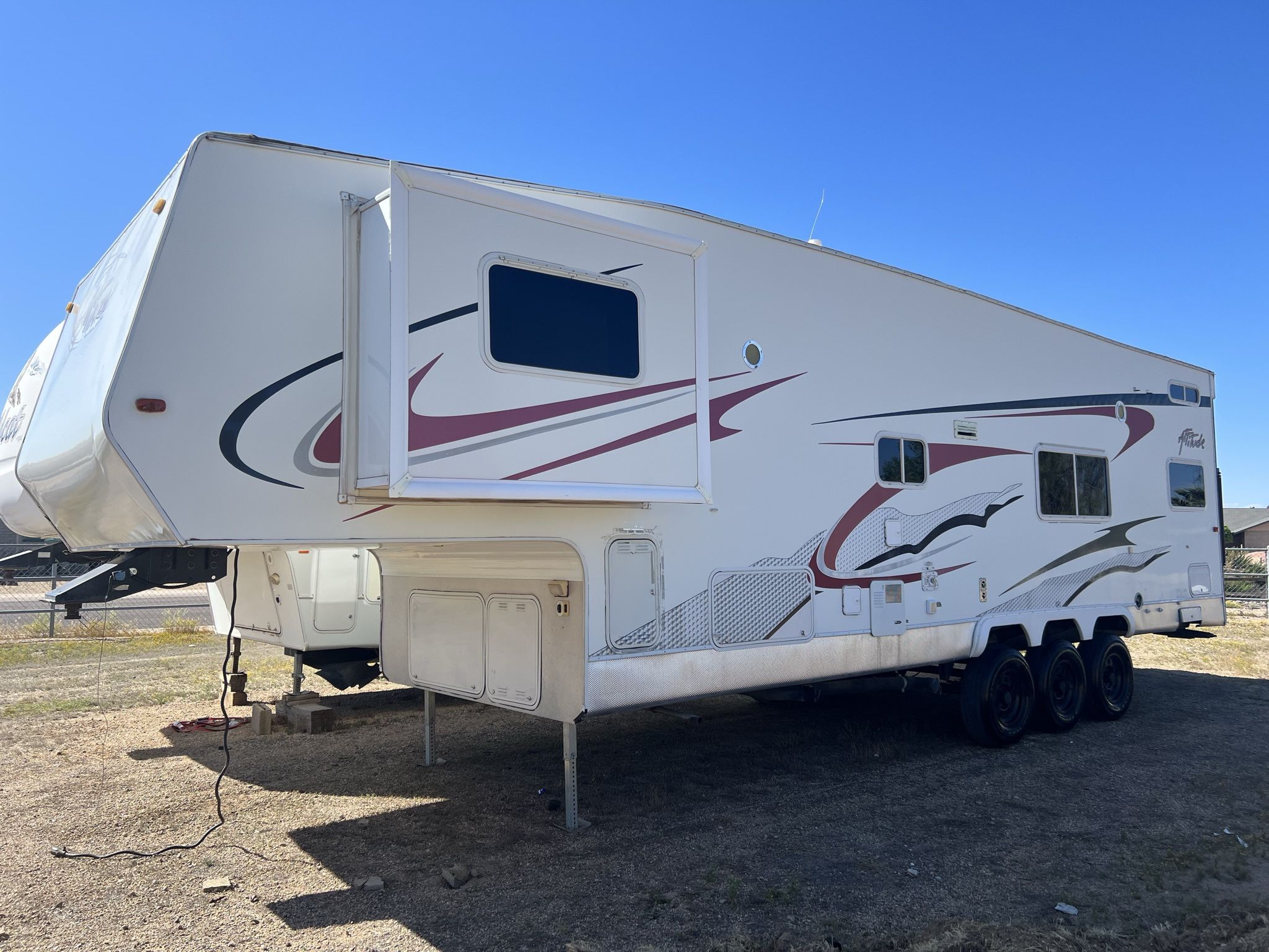 2007 Attitude 34FT 1 slide sleeps 10 Onbored gen fuel station ready to go