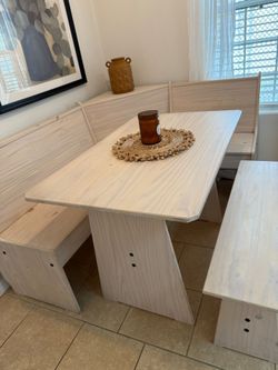 Corner dining table