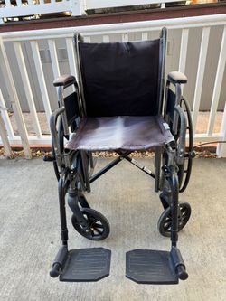 Medline Excel K1 Wheelchair -
Good condition
Pick up in San Jose 95148 Area
Durable Medline Excel K1 wheelchair has a black nylon seat and backr