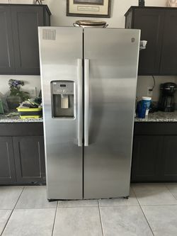 GE Refrigerator Two Door Excellent Condition