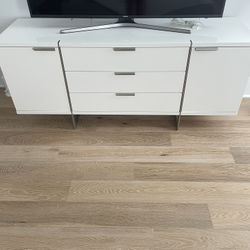 White Nearly Perfect Tv Stand/ Drawers/ Credenza 