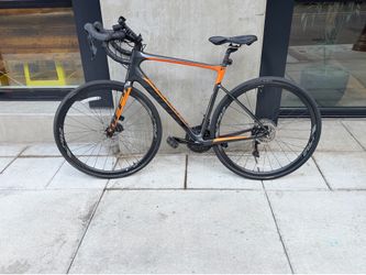 GIANT DEFY ROAD BIKE