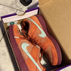 Nike SB size 5.5 Mystic red/emerald rise