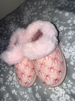 Girls slippers size 4c