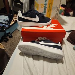 Nike Court Royale Size 2y