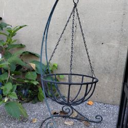 Metal Swinging Plant Holder 