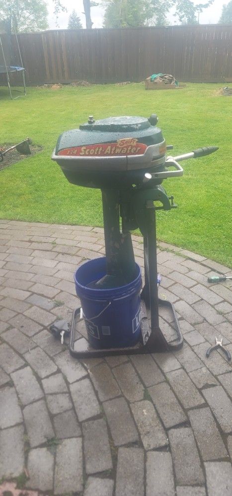 4 horsepower, 2 stroke outboard. Motor.cott-Atwater 1-14 Shift. 4 Hp To stroke.
Outboard