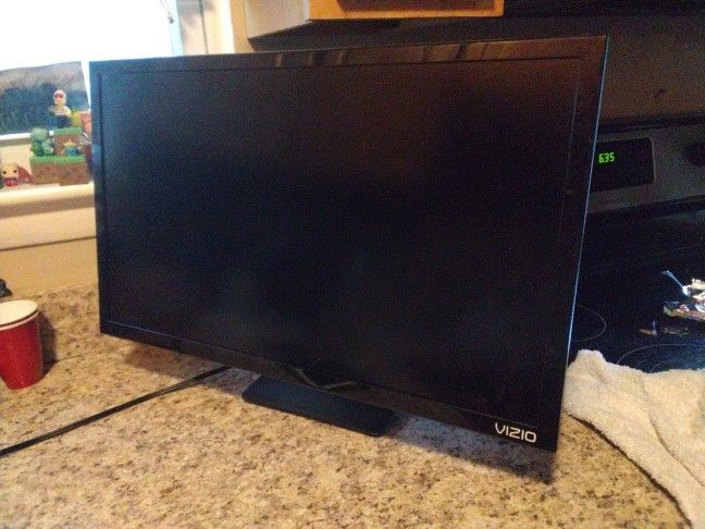 VIZIO 24" LCD SMART TV AND MONITOR