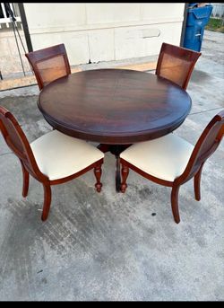Bring Vintage Elegance to Your Home! Beautiful Round Wooden Dining Table with 4 Matching Chairs