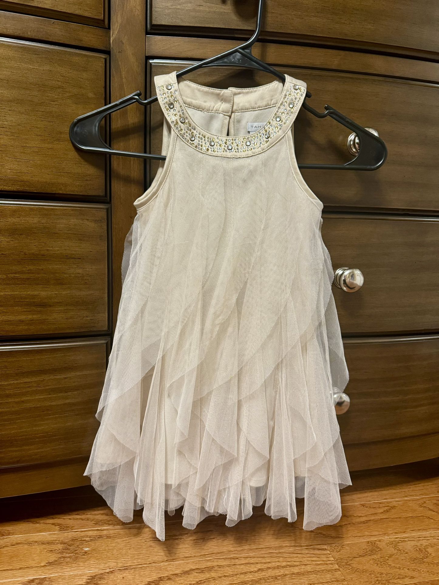 Beautiful Tahari Little Girls Party Dress Size 4 Beige Ruffle Dress With A Light Shimmer And Rhinestone Details On The Neckline