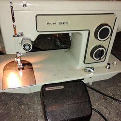 Vintage Sewing Machine 