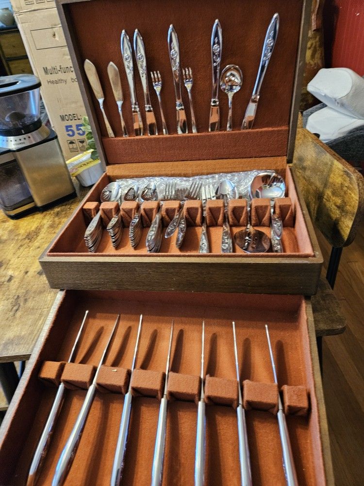 Oneida Community set of 84 pz silverware, including de chest, VINTAGE mas Informacion Abajo. Arlington TX