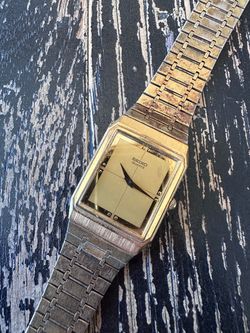 Nice vintage men’s Seiko tank dress watch.