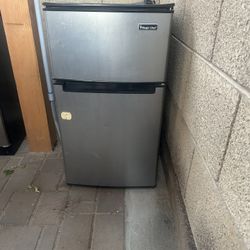 Mini Fridge Magic Chef
